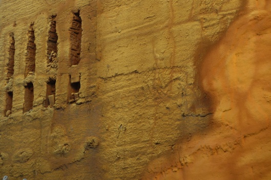 No, no me he pasado por jordania, esto es un muro rociado con espuma de poliuretano inyectada.