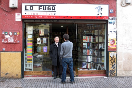 Fernando Millán Y Luis ante la librería. Hemos llegado con mucho tiempo.