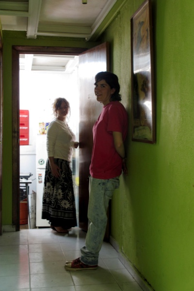 Teresa Ribufo preguntando en la cocina. y ¿? esperando para los servicios. Verde las paredes nuevas del centro vecinal, verde esperanza